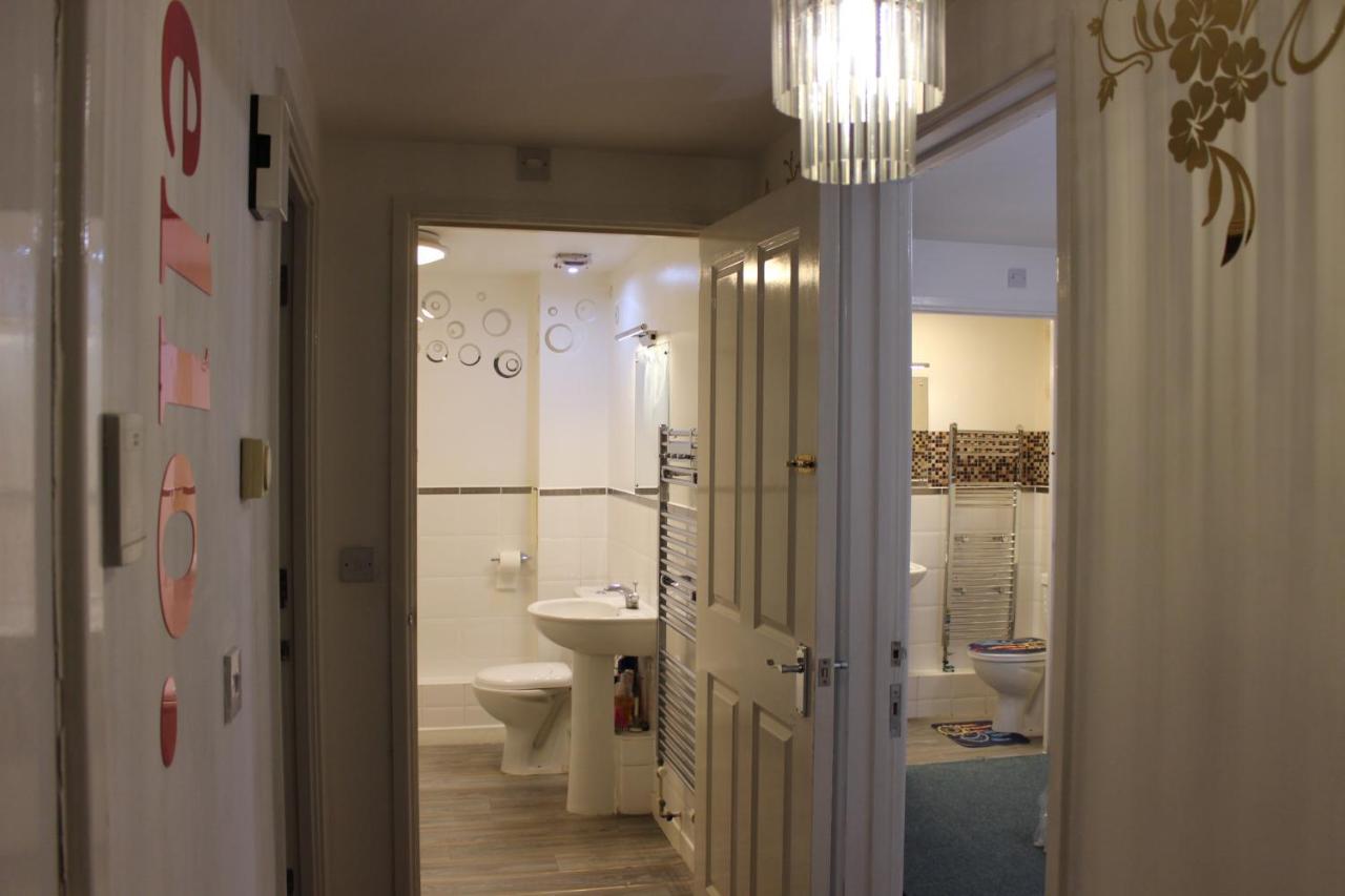 London 2 Bed 2 Bath Apartment Holiday Home - Free Parking - 3Min Walk To The Train Station - 19Min To London Liverpool Street 5Min To Victoria Line 1Gb Broadband Super Fast Internet Ground Floor 100S Of Shops Restaurants Bakeries 24-Hour Asda Superst Extérieur photo