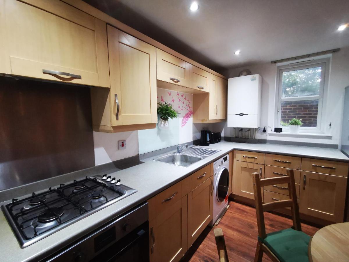 London 2 Bed 2 Bath Apartment Holiday Home - Free Parking - 3Min Walk To The Train Station - 19Min To London Liverpool Street 5Min To Victoria Line 1Gb Broadband Super Fast Internet Ground Floor 100S Of Shops Restaurants Bakeries 24-Hour Asda Superst Extérieur photo