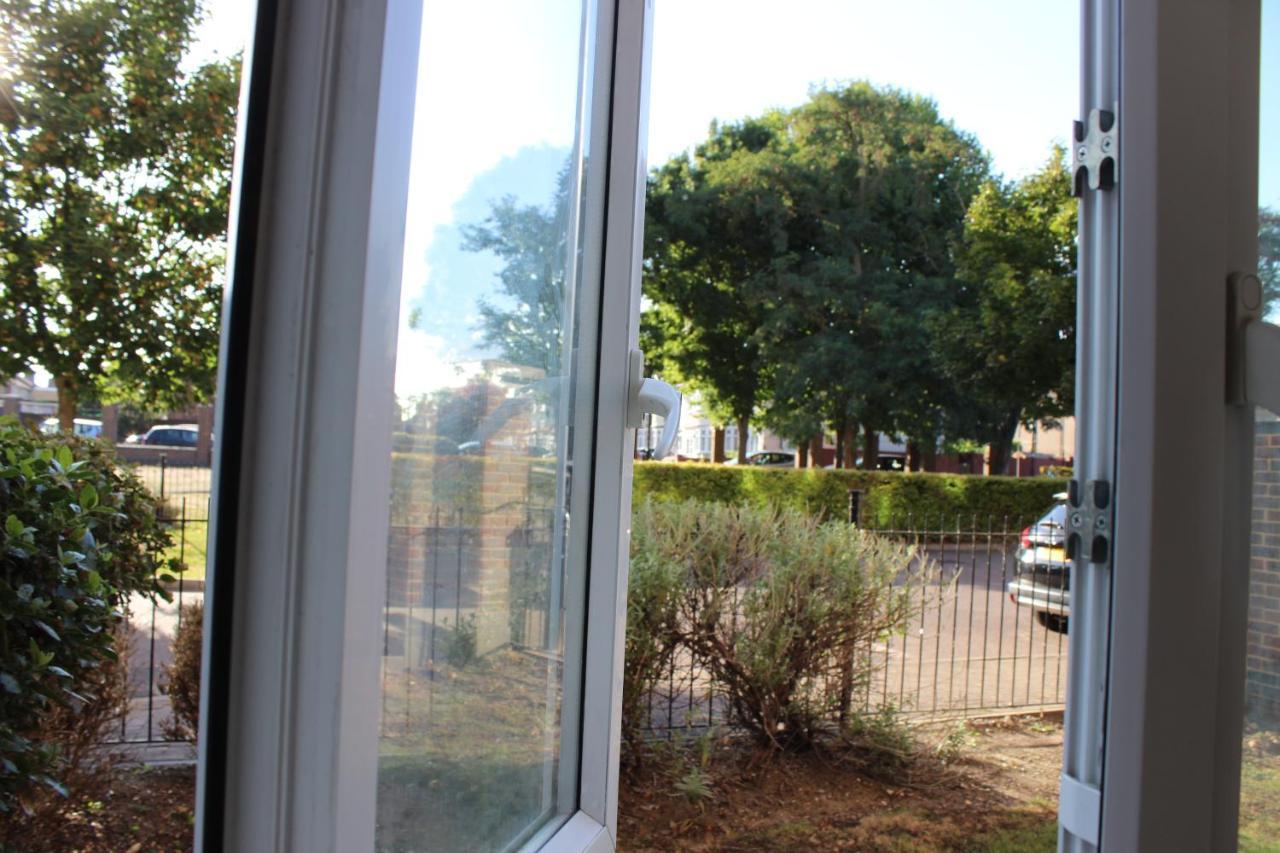 London 2 Bed 2 Bath Apartment Holiday Home - Free Parking - 3Min Walk To The Train Station - 19Min To London Liverpool Street 5Min To Victoria Line 1Gb Broadband Super Fast Internet Ground Floor 100S Of Shops Restaurants Bakeries 24-Hour Asda Superst Extérieur photo