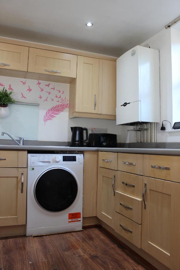 London 2 Bed 2 Bath Apartment Holiday Home - Free Parking - 3Min Walk To The Train Station - 19Min To London Liverpool Street 5Min To Victoria Line 1Gb Broadband Super Fast Internet Ground Floor 100S Of Shops Restaurants Bakeries 24-Hour Asda Superst Extérieur photo