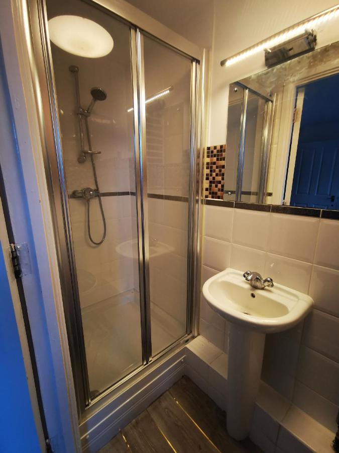 London 2 Bed 2 Bath Apartment Holiday Home - Free Parking - 3Min Walk To The Train Station - 19Min To London Liverpool Street 5Min To Victoria Line 1Gb Broadband Super Fast Internet Ground Floor 100S Of Shops Restaurants Bakeries 24-Hour Asda Superst Extérieur photo