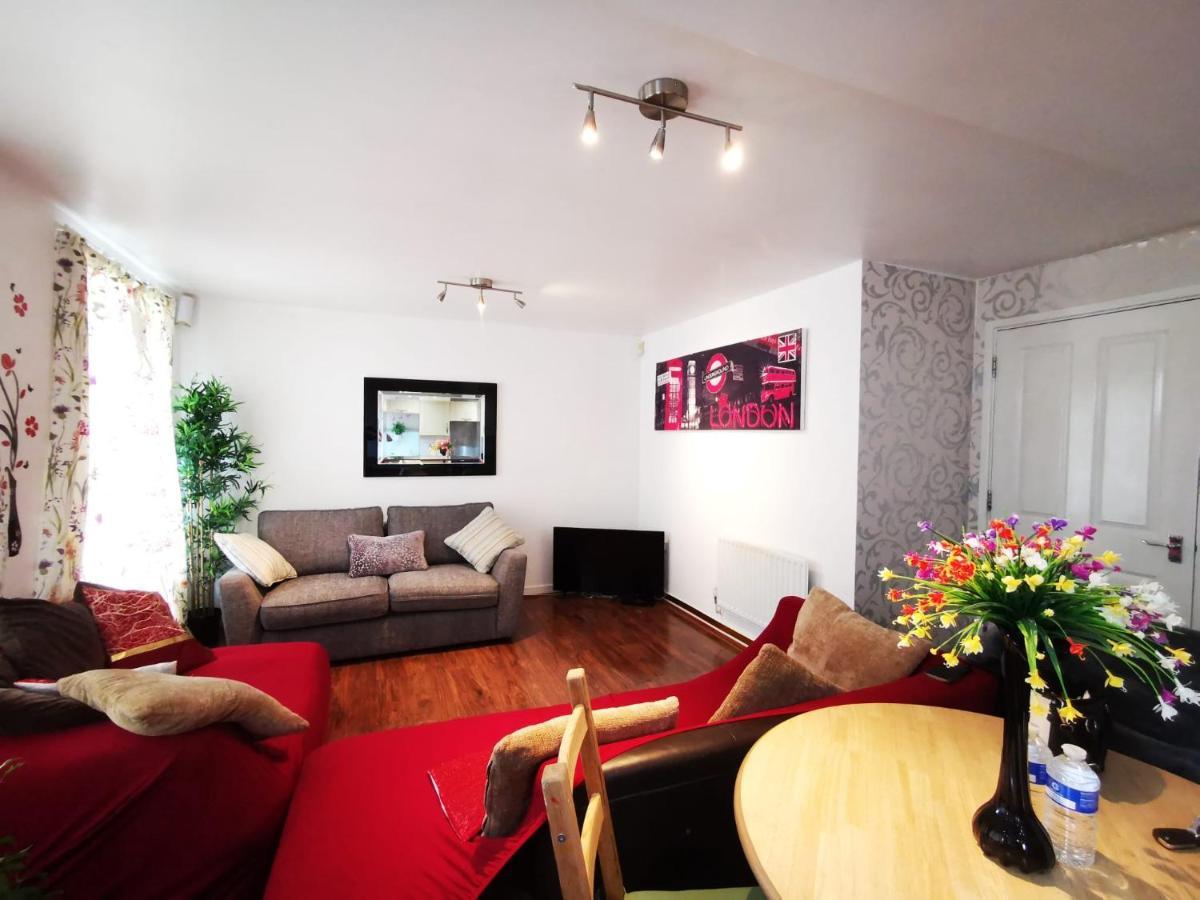 London 2 Bed 2 Bath Apartment Holiday Home - Free Parking - 3Min Walk To The Train Station - 19Min To London Liverpool Street 5Min To Victoria Line 1Gb Broadband Super Fast Internet Ground Floor 100S Of Shops Restaurants Bakeries 24-Hour Asda Superst Extérieur photo