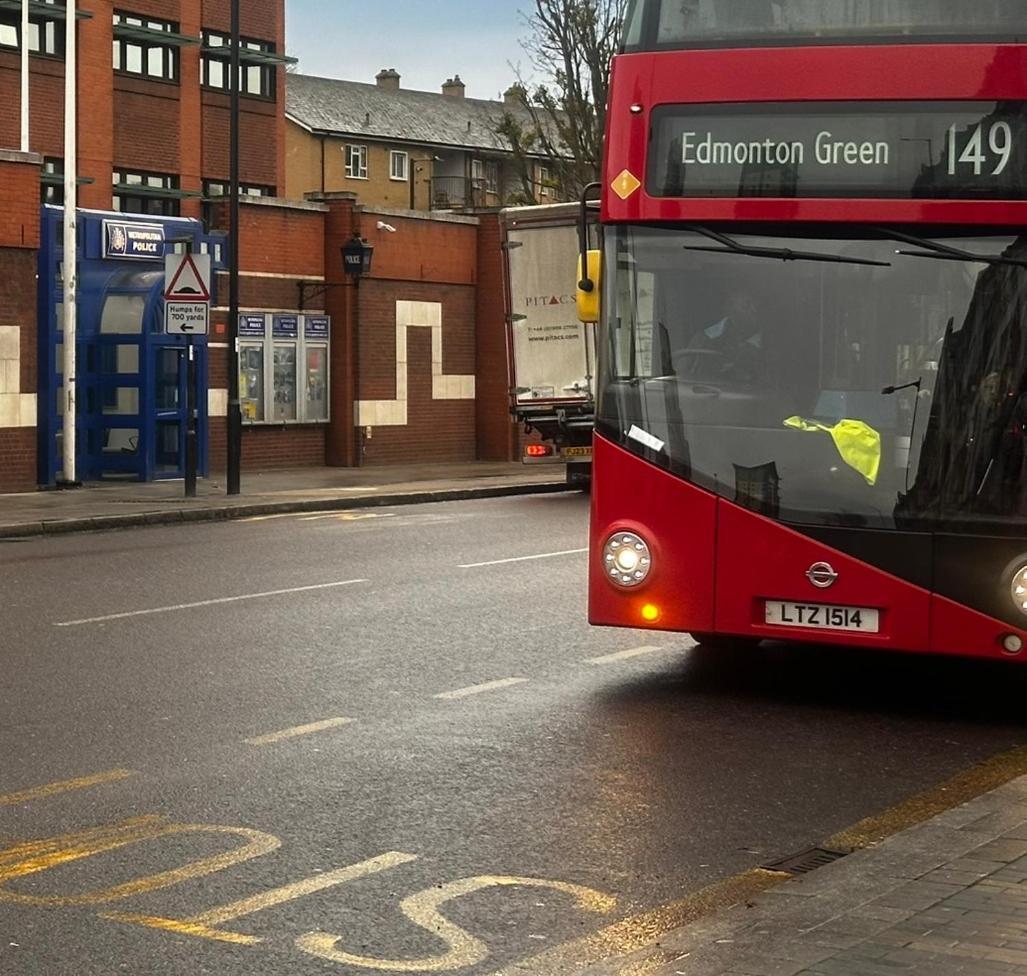 London 2 Bed 2 Bath Apartment Holiday Home - Free Parking - 3Min Walk To The Train Station - 19Min To London Liverpool Street 5Min To Victoria Line 1Gb Broadband Super Fast Internet Ground Floor 100S Of Shops Restaurants Bakeries 24-Hour Asda Superst Extérieur photo