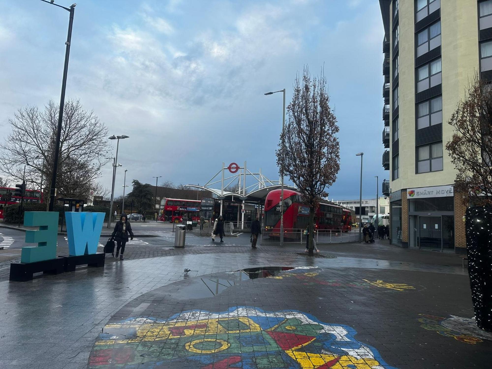 London 2 Bed 2 Bath Apartment Holiday Home - Free Parking - 3Min Walk To The Train Station - 19Min To London Liverpool Street 5Min To Victoria Line 1Gb Broadband Super Fast Internet Ground Floor 100S Of Shops Restaurants Bakeries 24-Hour Asda Superst Extérieur photo