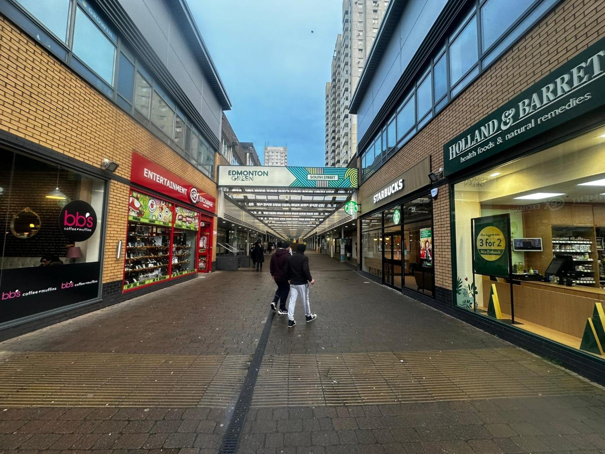 London 2 Bed 2 Bath Apartment Holiday Home - Free Parking - 3Min Walk To The Train Station - 19Min To London Liverpool Street 5Min To Victoria Line 1Gb Broadband Super Fast Internet Ground Floor 100S Of Shops Restaurants Bakeries 24-Hour Asda Superst Extérieur photo