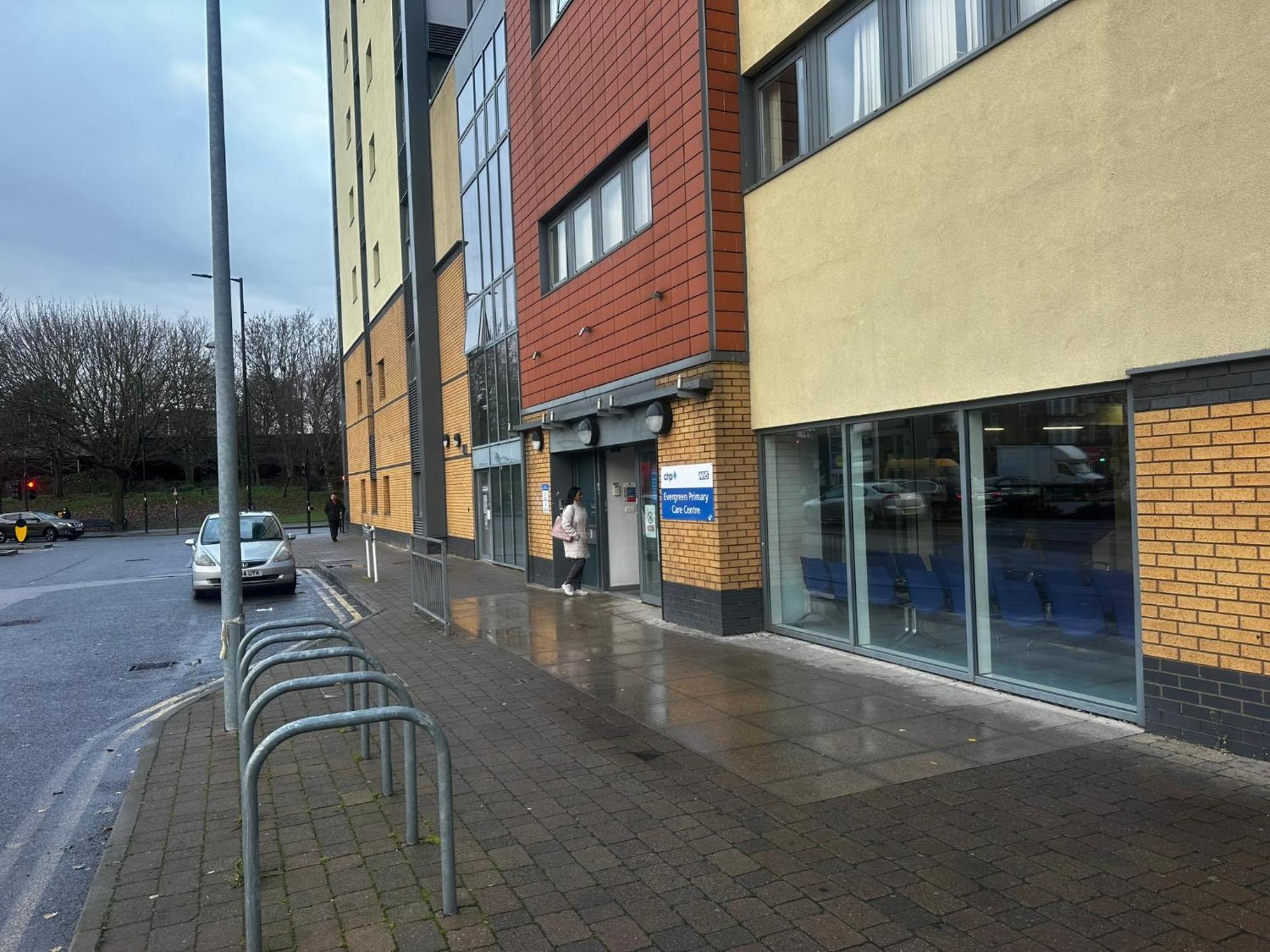 London 2 Bed 2 Bath Apartment Holiday Home - Free Parking - 3Min Walk To The Train Station - 19Min To London Liverpool Street 5Min To Victoria Line 1Gb Broadband Super Fast Internet Ground Floor 100S Of Shops Restaurants Bakeries 24-Hour Asda Superst Extérieur photo