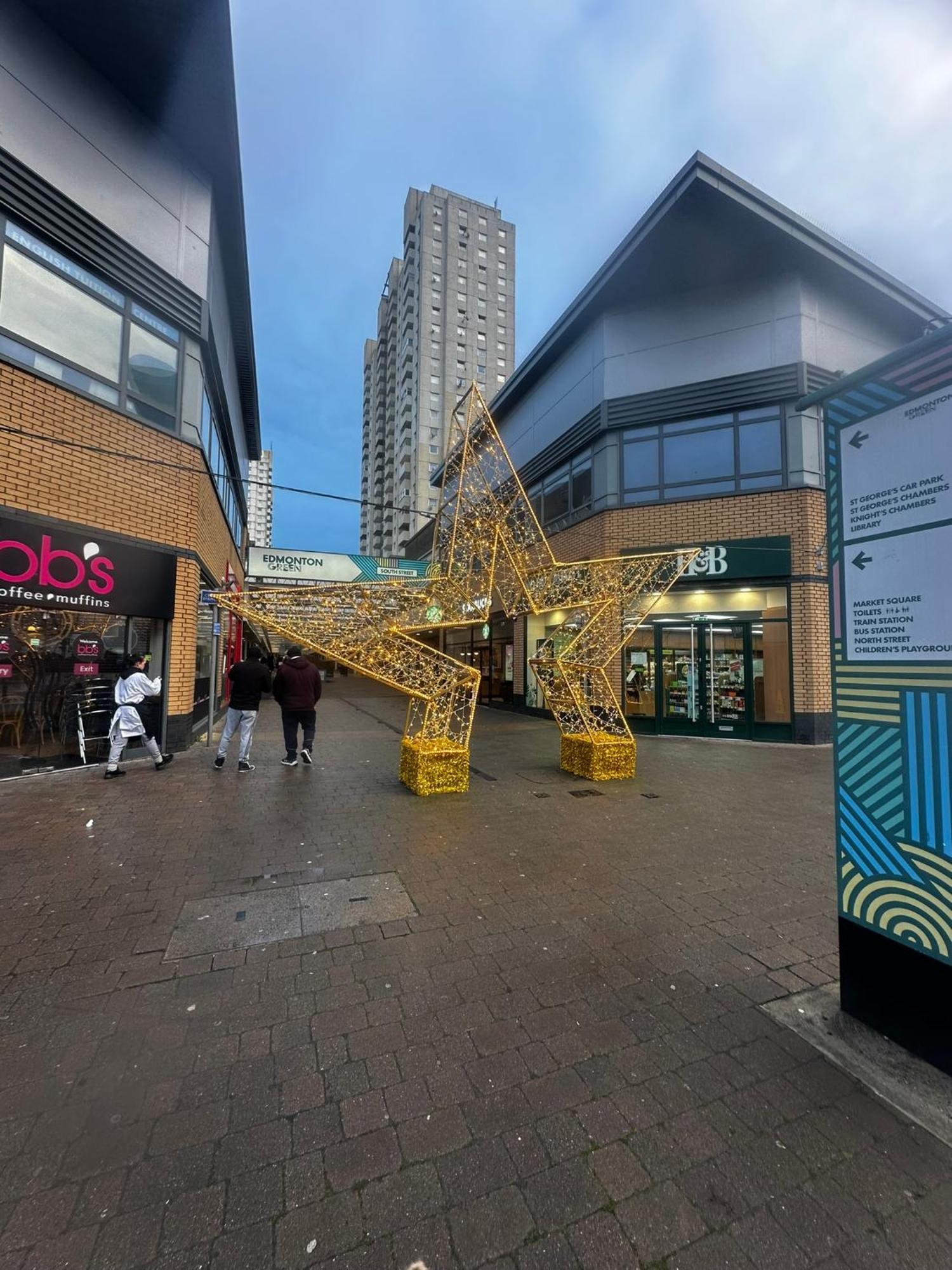 London 2 Bed 2 Bath Apartment Holiday Home - Free Parking - 3Min Walk To The Train Station - 19Min To London Liverpool Street 5Min To Victoria Line 1Gb Broadband Super Fast Internet Ground Floor 100S Of Shops Restaurants Bakeries 24-Hour Asda Superst Extérieur photo
