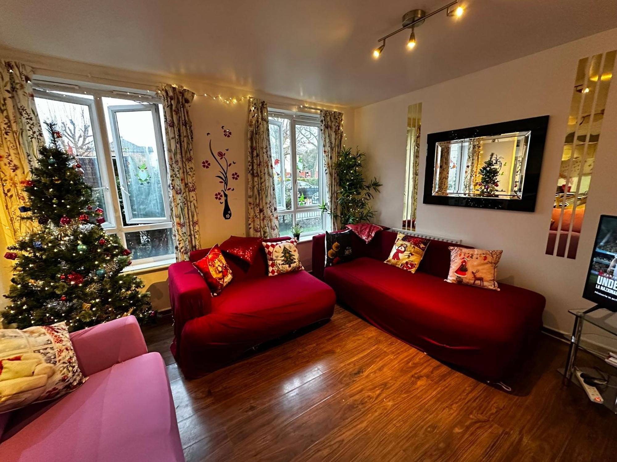 London 2 Bed 2 Bath Apartment Holiday Home - Free Parking - 3Min Walk To The Train Station - 19Min To London Liverpool Street 5Min To Victoria Line 1Gb Broadband Super Fast Internet Ground Floor 100S Of Shops Restaurants Bakeries 24-Hour Asda Superst Extérieur photo