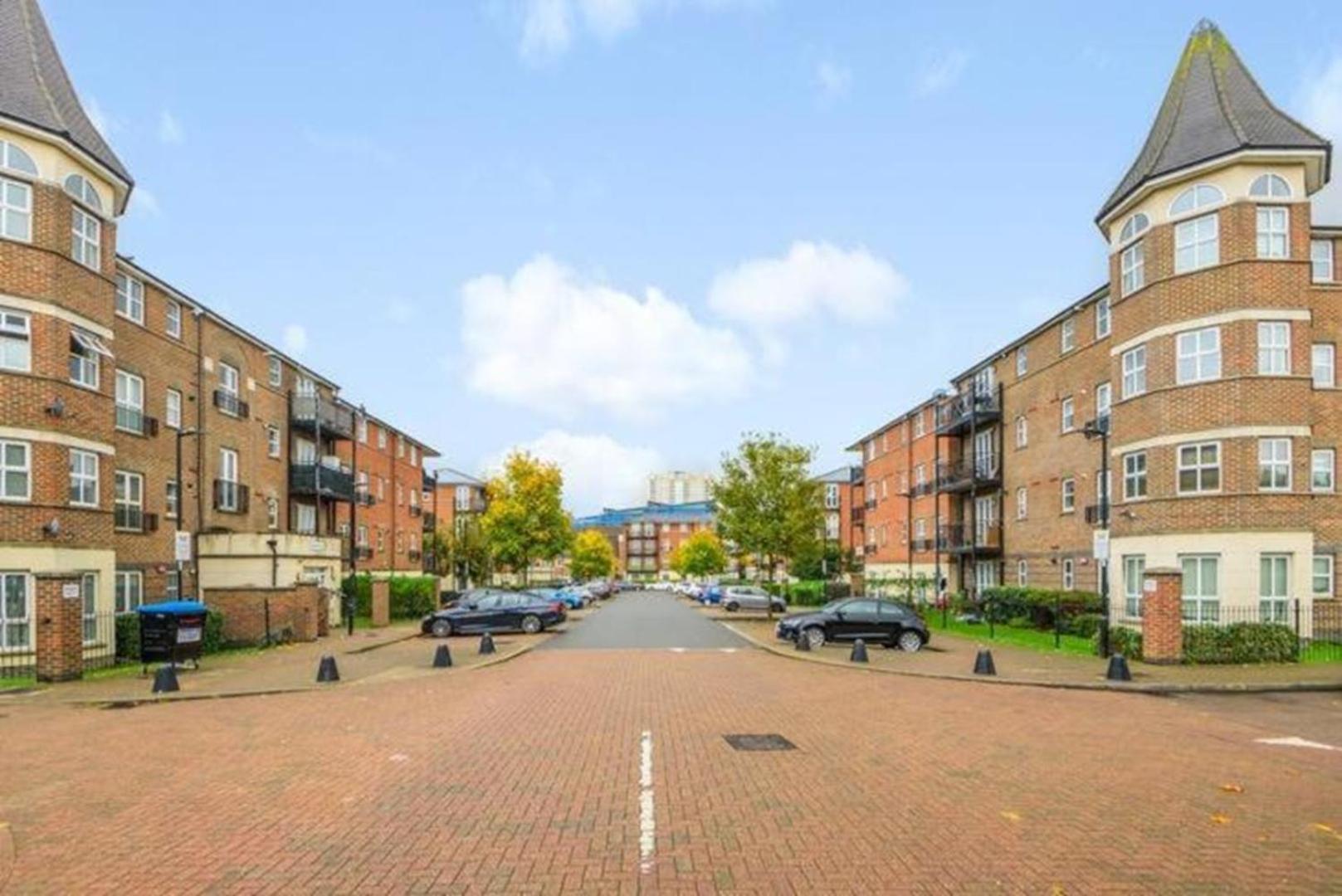 London 2 Bed 2 Bath Apartment Holiday Home - Free Parking - 3Min Walk To The Train Station - 19Min To London Liverpool Street 5Min To Victoria Line 1Gb Broadband Super Fast Internet Ground Floor 100S Of Shops Restaurants Bakeries 24-Hour Asda Superst Extérieur photo