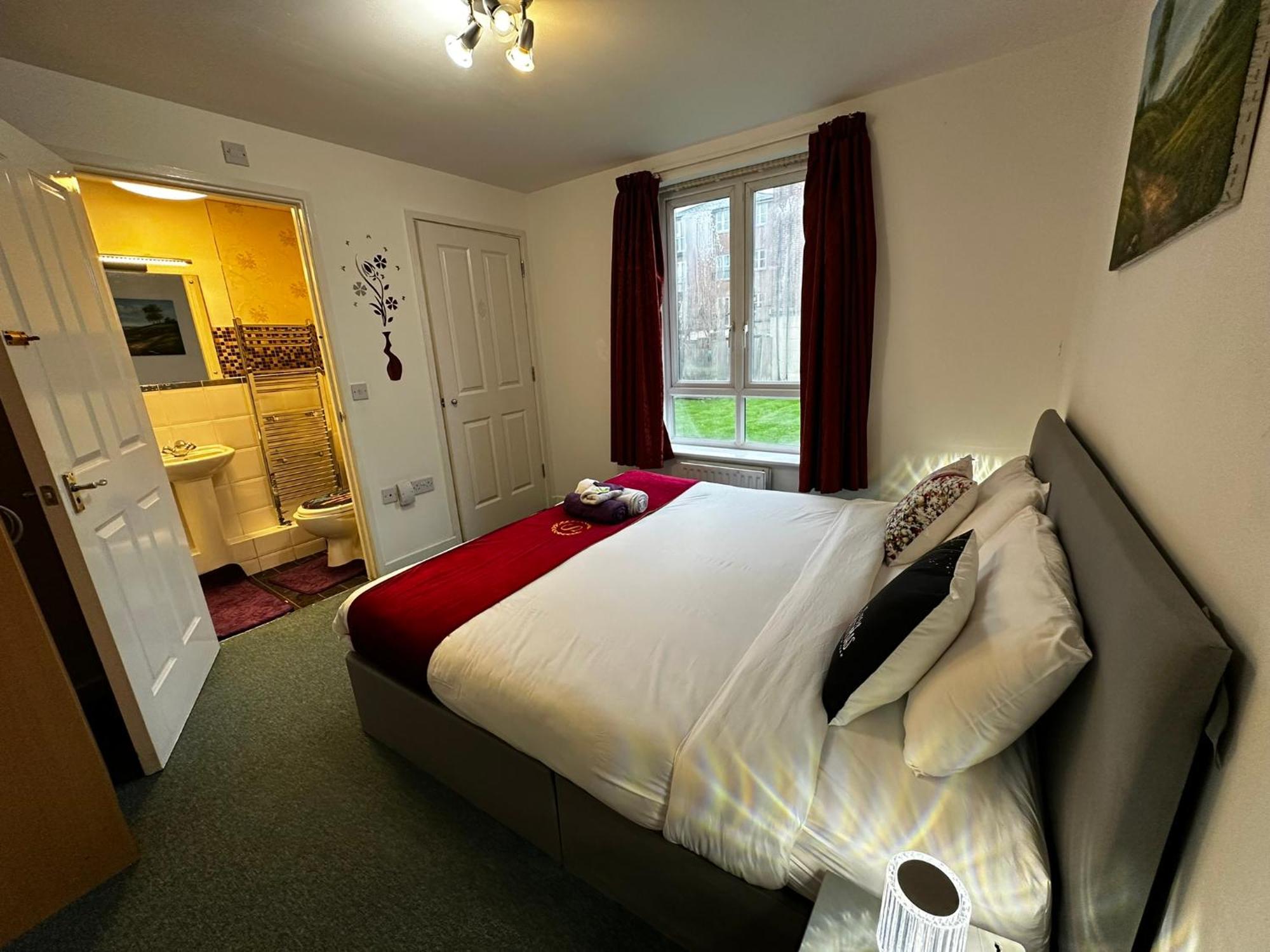 London 2 Bed 2 Bath Apartment Holiday Home - Free Parking - 3Min Walk To The Train Station - 19Min To London Liverpool Street 5Min To Victoria Line 1Gb Broadband Super Fast Internet Ground Floor 100S Of Shops Restaurants Bakeries 24-Hour Asda Superst Extérieur photo