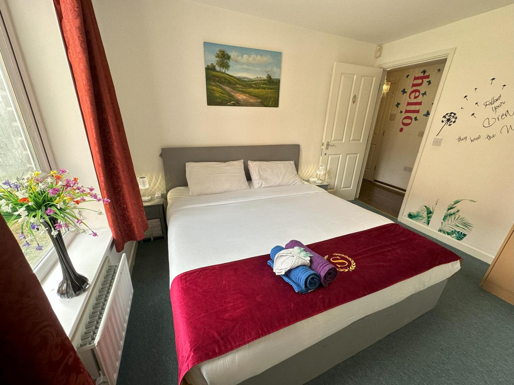 London 2 Bed 2 Bath Apartment Holiday Home - Free Parking - 3Min Walk To The Train Station - 19Min To London Liverpool Street 5Min To Victoria Line 1Gb Broadband Super Fast Internet Ground Floor 100S Of Shops Restaurants Bakeries 24-Hour Asda Superst Extérieur photo