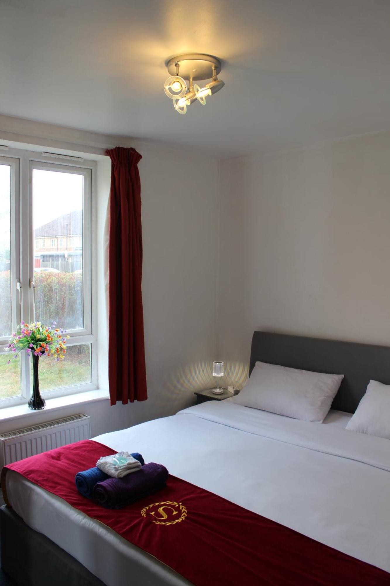 London 2 Bed 2 Bath Apartment Holiday Home - Free Parking - 3Min Walk To The Train Station - 19Min To London Liverpool Street 5Min To Victoria Line 1Gb Broadband Super Fast Internet Ground Floor 100S Of Shops Restaurants Bakeries 24-Hour Asda Superst Extérieur photo