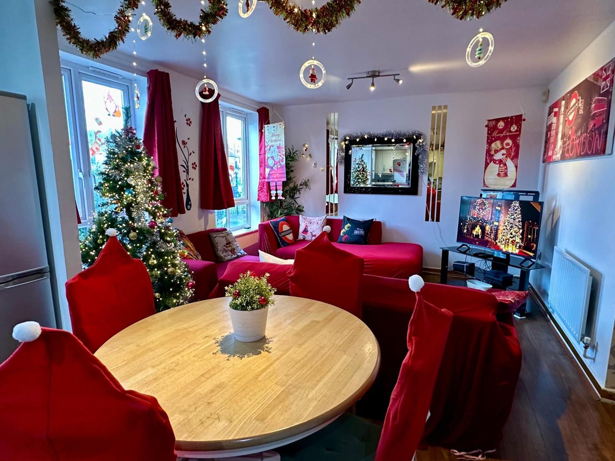 London 2 Bed 2 Bath Apartment Holiday Home - Free Parking - 3Min Walk To The Train Station - 19Min To London Liverpool Street 5Min To Victoria Line 1Gb Broadband Super Fast Internet Ground Floor 100S Of Shops Restaurants Bakeries 24-Hour Asda Superst Extérieur photo