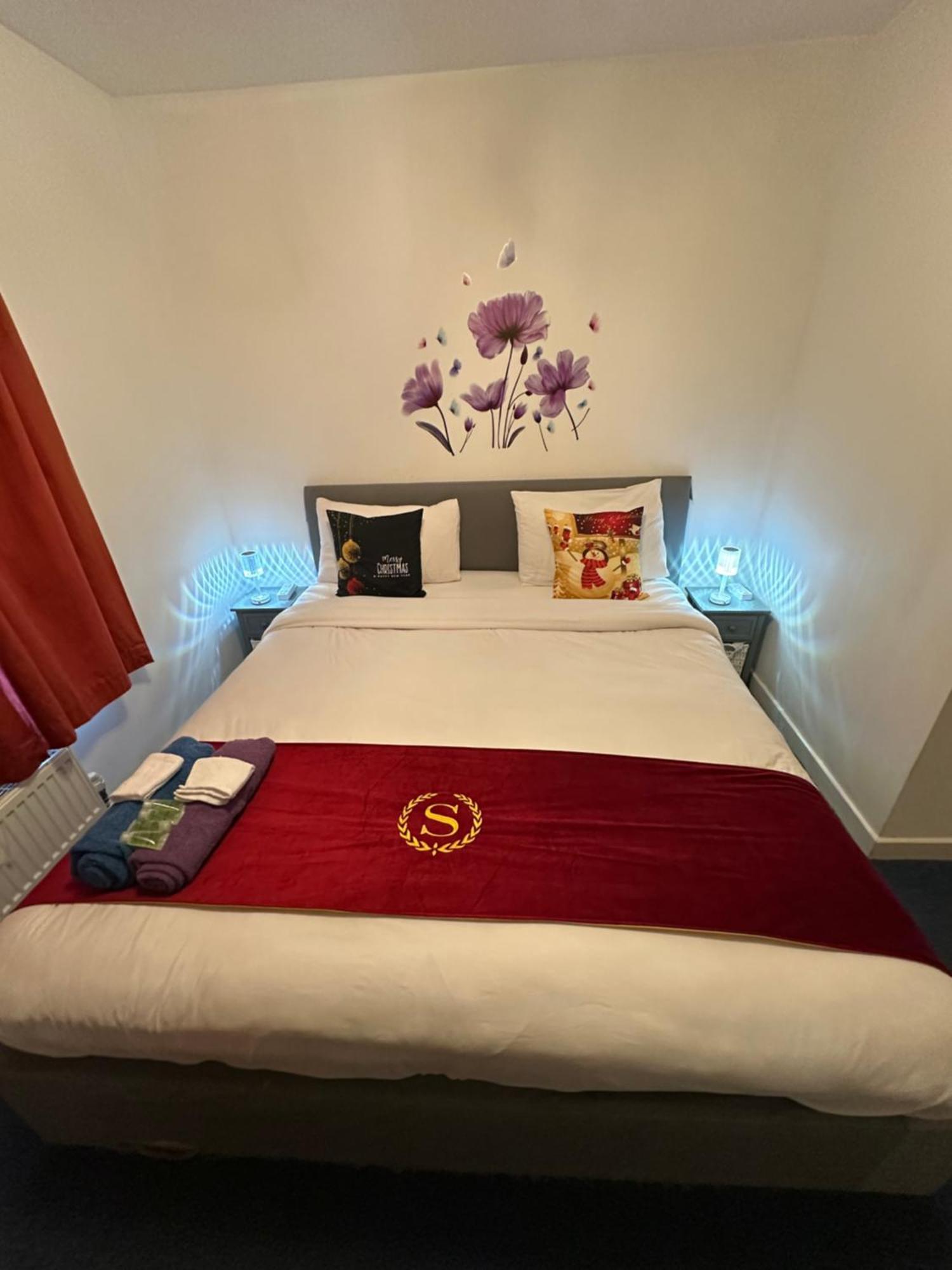 London 2 Bed 2 Bath Apartment Holiday Home - Free Parking - 3Min Walk To The Train Station - 19Min To London Liverpool Street 5Min To Victoria Line 1Gb Broadband Super Fast Internet Ground Floor 100S Of Shops Restaurants Bakeries 24-Hour Asda Superst Extérieur photo
