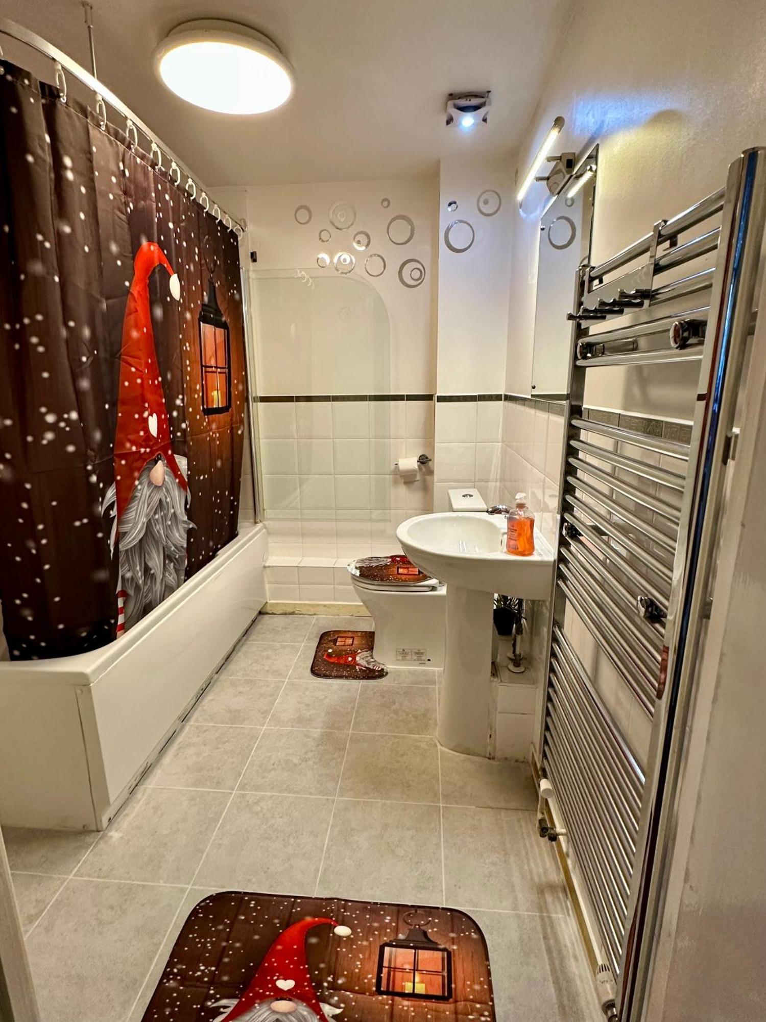 London 2 Bed 2 Bath Apartment Holiday Home - Free Parking - 3Min Walk To The Train Station - 19Min To London Liverpool Street 5Min To Victoria Line 1Gb Broadband Super Fast Internet Ground Floor 100S Of Shops Restaurants Bakeries 24-Hour Asda Superst Extérieur photo