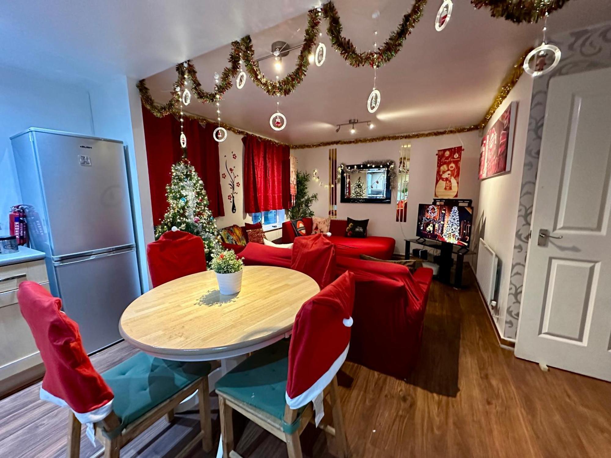 London 2 Bed 2 Bath Apartment Holiday Home - Free Parking - 3Min Walk To The Train Station - 19Min To London Liverpool Street 5Min To Victoria Line 1Gb Broadband Super Fast Internet Ground Floor 100S Of Shops Restaurants Bakeries 24-Hour Asda Superst Extérieur photo