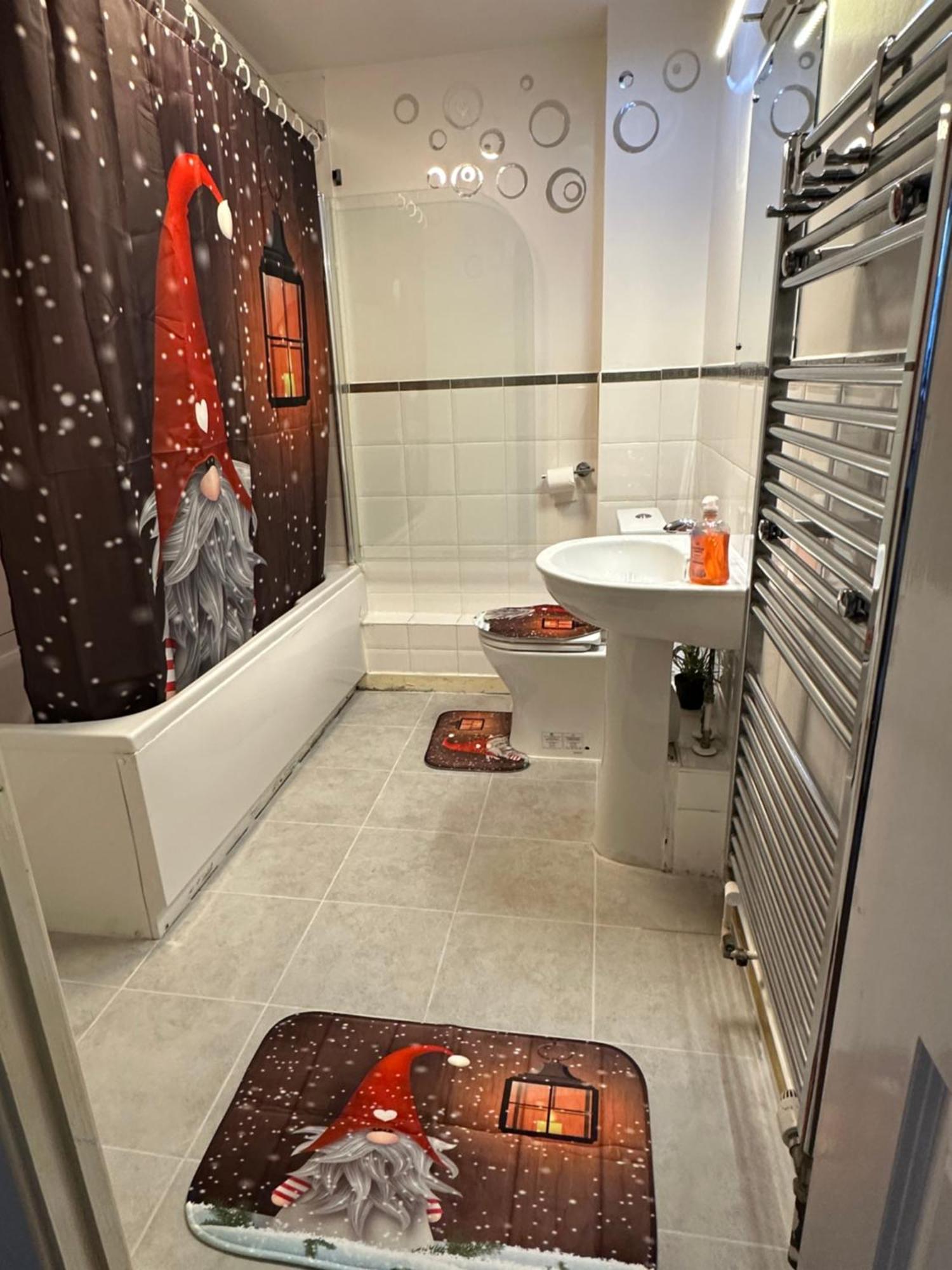 London 2 Bed 2 Bath Apartment Holiday Home - Free Parking - 3Min Walk To The Train Station - 19Min To London Liverpool Street 5Min To Victoria Line 1Gb Broadband Super Fast Internet Ground Floor 100S Of Shops Restaurants Bakeries 24-Hour Asda Superst Extérieur photo