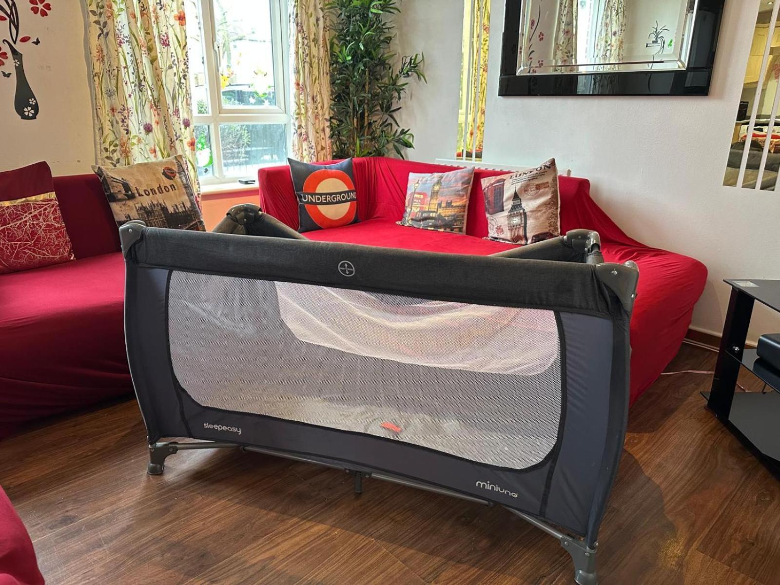 London 2 Bed 2 Bath Apartment Holiday Home - Free Parking - 3Min Walk To The Train Station - 19Min To London Liverpool Street 5Min To Victoria Line 1Gb Broadband Super Fast Internet Ground Floor 100S Of Shops Restaurants Bakeries 24-Hour Asda Superst Extérieur photo
